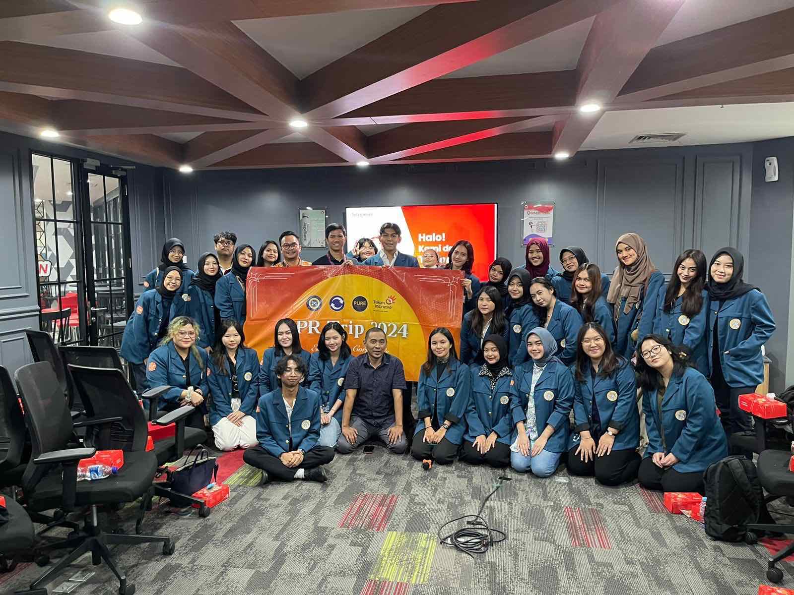 PURE HIMAKOM FISIP UNAIR Club Visits Telkomsel Landmark Tower