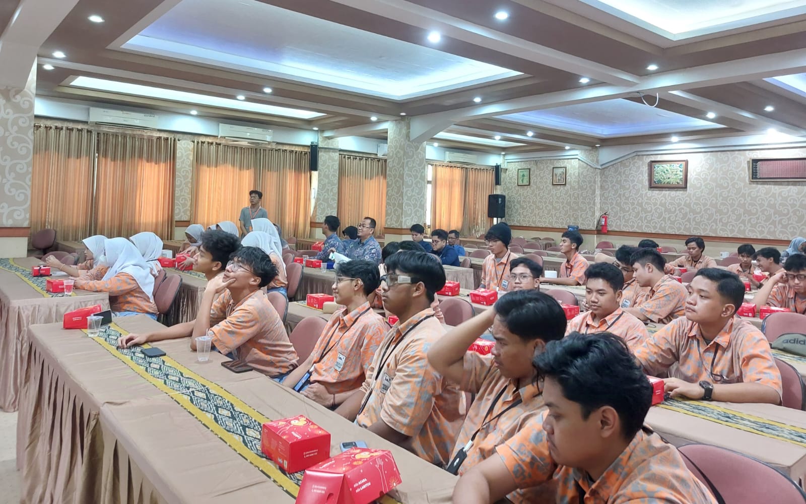 Al Afath Cirendeu High School Conducts First Visit to FISIP UNAIR